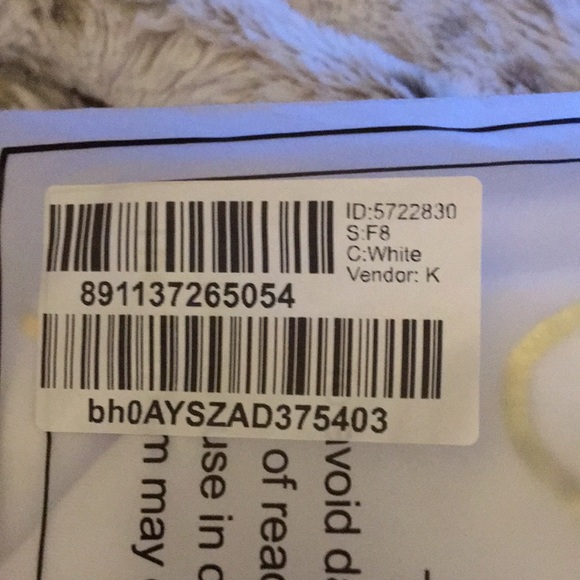 ☄️Any 2 for $10 ☄️
B7 NWT Geometric Casual V-Neckline Short Sleeve Blouse. B7 - Picture 11 of 12